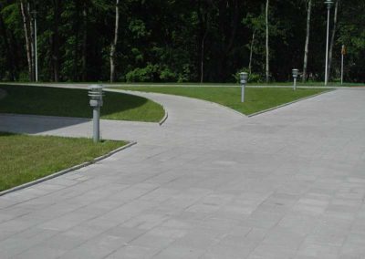 Płyta-chodnikowa-35x35-producent-ABW Superbruk-przykładowa-realizacja chodnik rozwidlenie