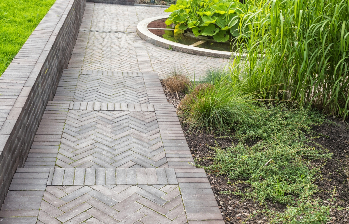 several methods in laying paving
